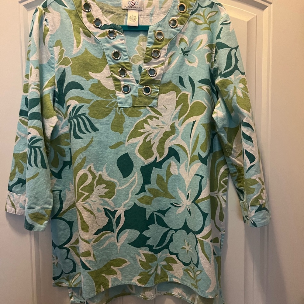 Floral Grommet Tunic Top